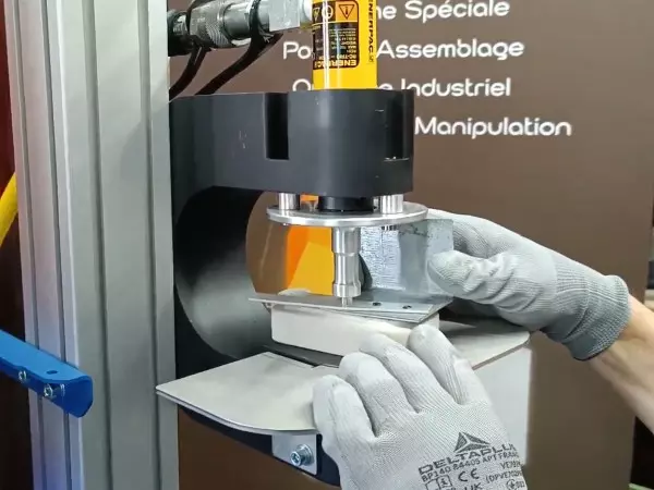 outil de rivetage matrice